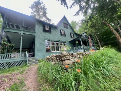 LAKEFRONT VICTORIAN CAMP