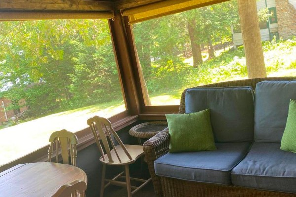Relax on the screened porch over looking Cranberry Lake