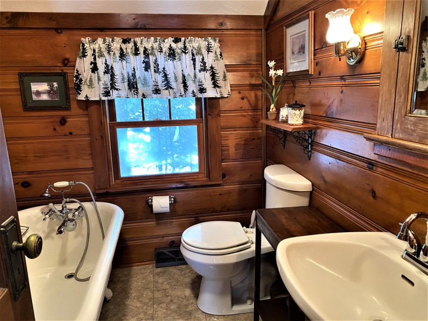 2nd floor full bath/clawfoot tub! 