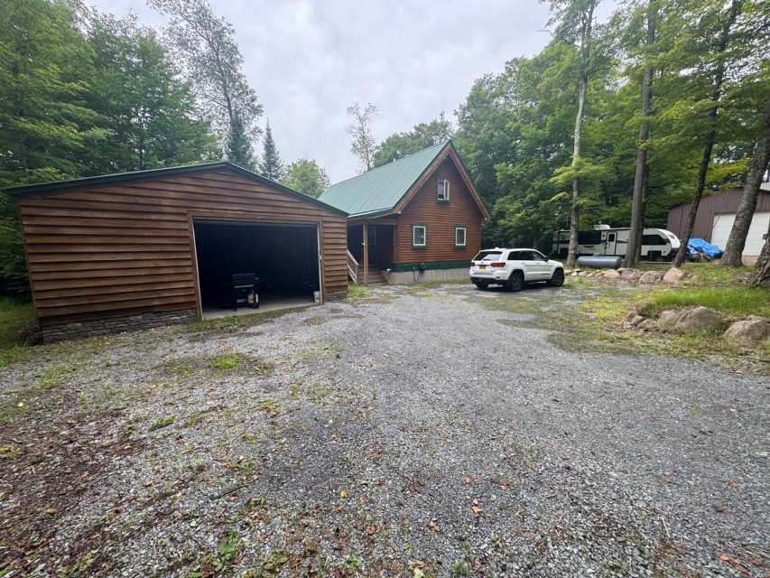 Driveway, overview of property entrance