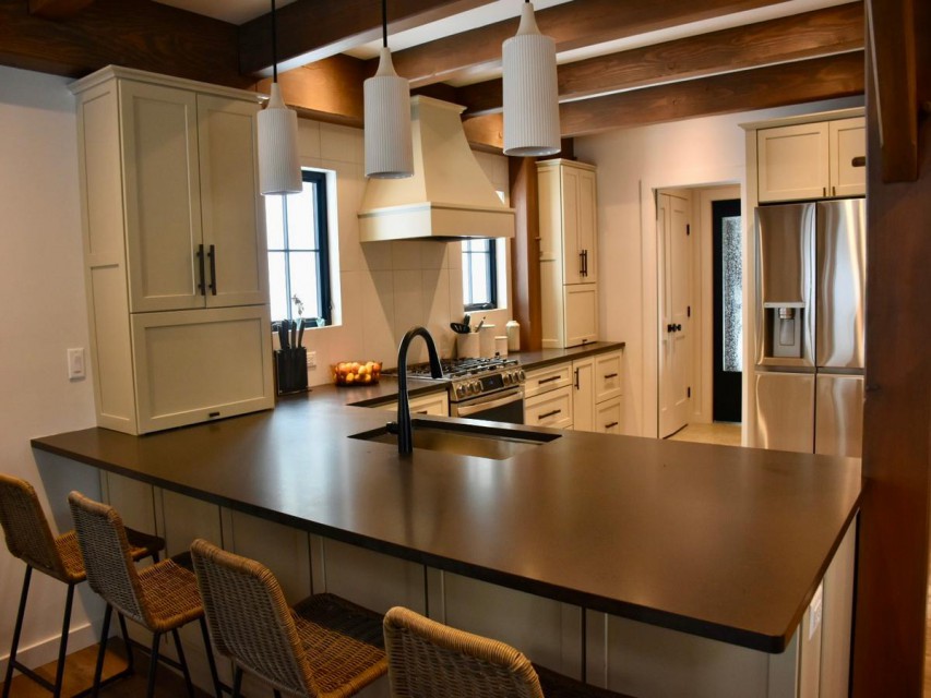 Large, well-equipped kitchen with bar seating