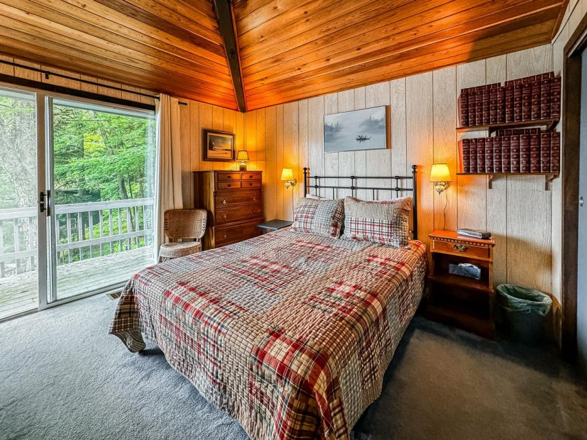 Main Level Bedroom - Queen Bed