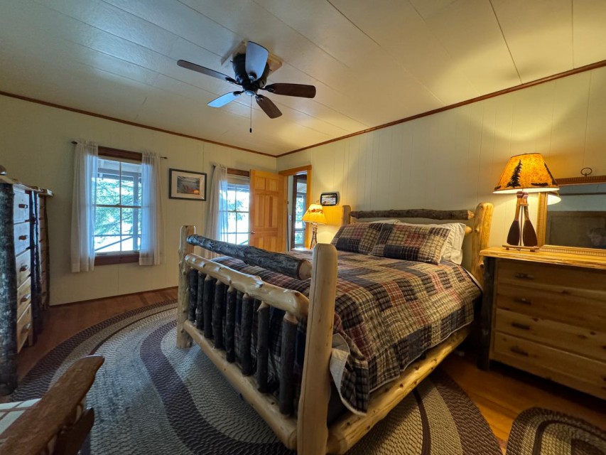 Lake View Cottage Bedroom 1