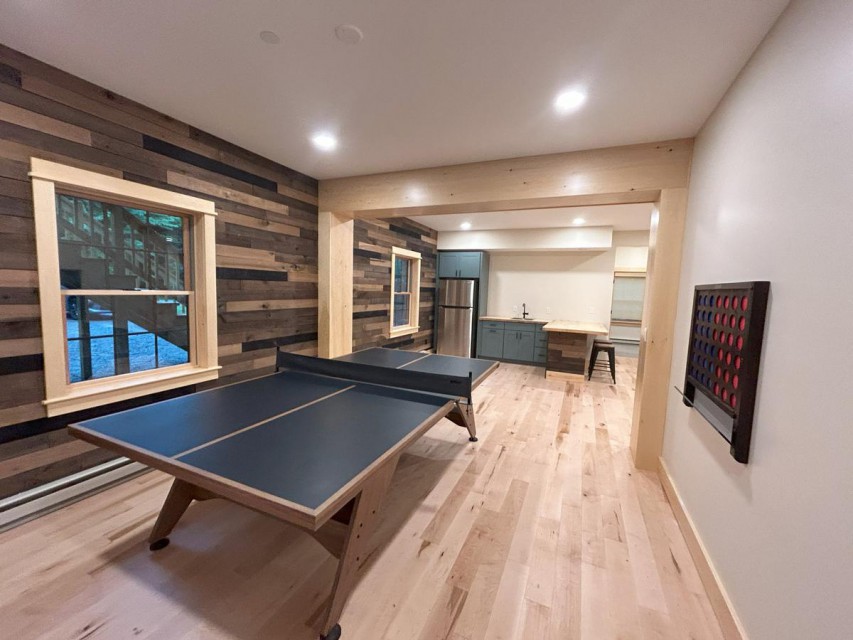 Rec room w/ping pong, air hockey, kitchen/bar