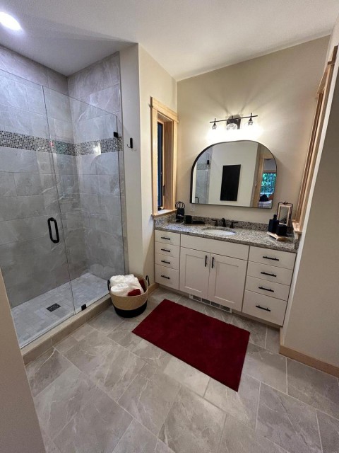 Ensuite bath w/walk-in shower