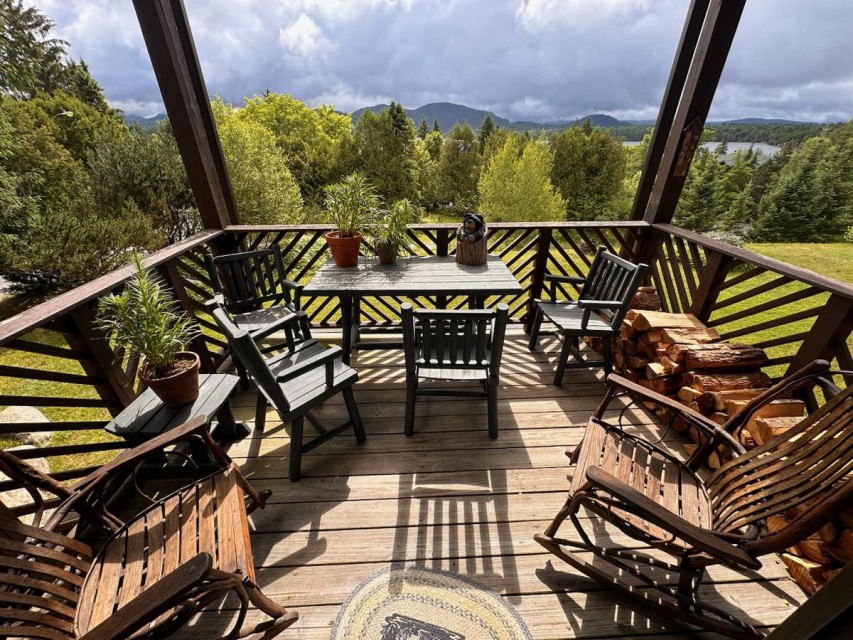 The deck, with great views of the lake and mountains!