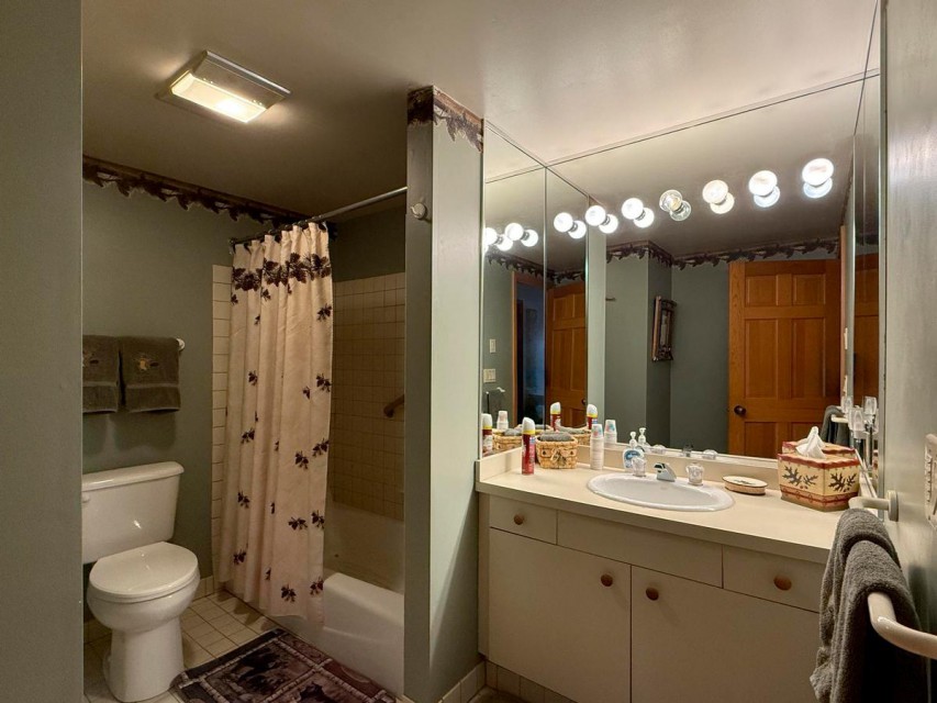 The 2nd of our two full bathrooms, with tub showers!