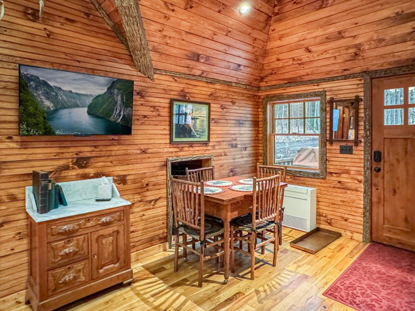 The Carriage House Cottage - Dining Area