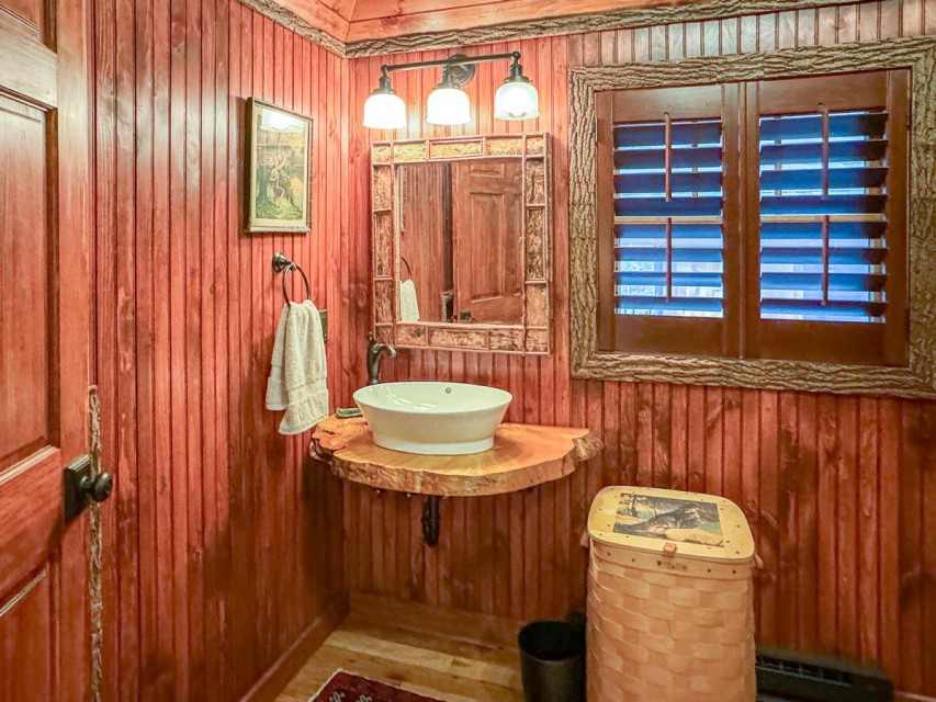 The Carriage House Cottage - Full Bath