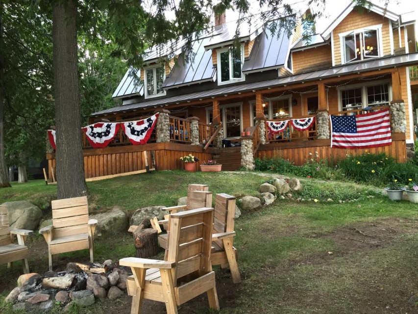 Lodge lakeside with firepit on 4th of July