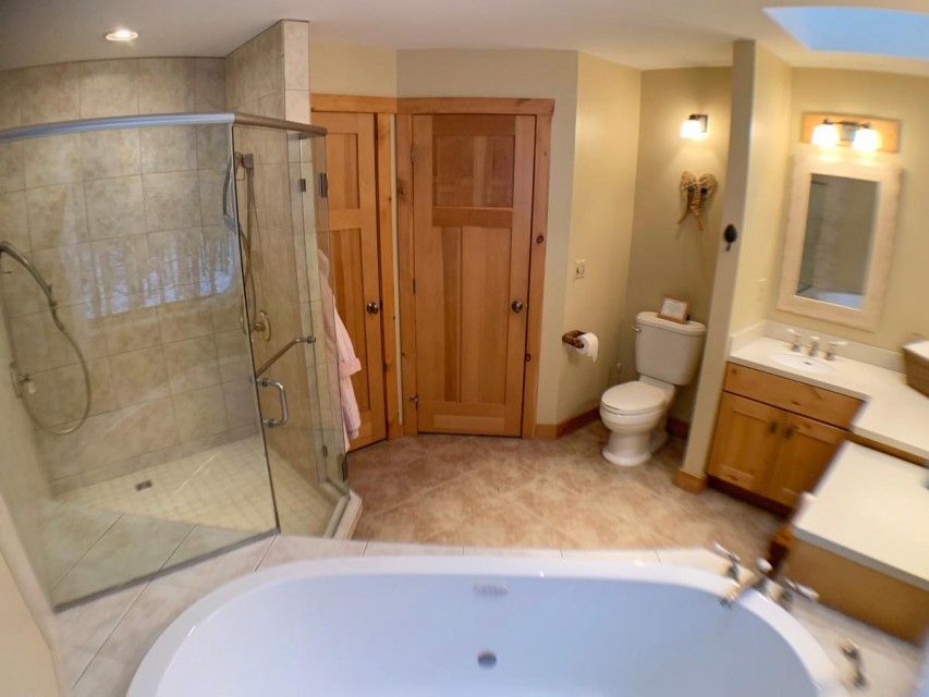 master bath with deep jetted soaking tub