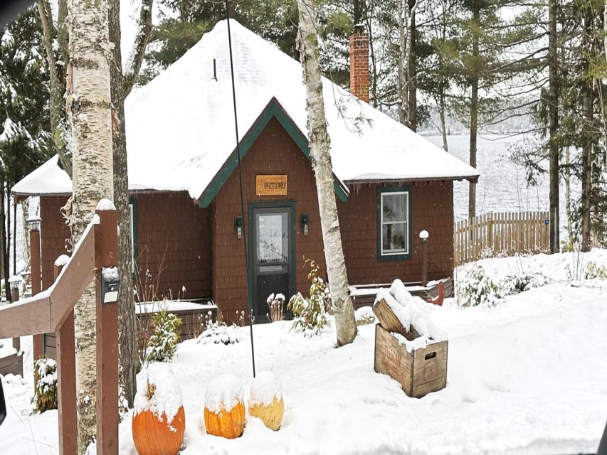 2100 sq ft Year-round Cabin w/Wood Burning Fireplace